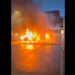 Il video dell’autobus in fiamme in Svizzera, testimoni parlano di un uomo che si è dato fuoco