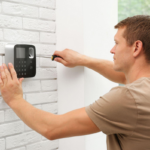 Uomo istalla allarme