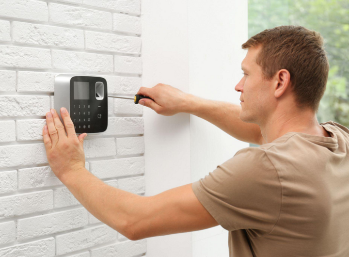 Uomo istalla allarme