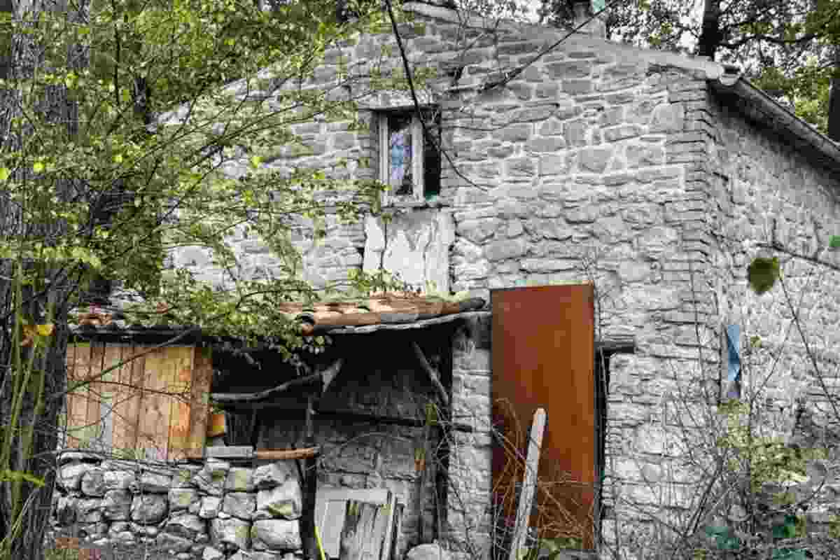 Il casolare in cui viveva la famiglia nel bosco 