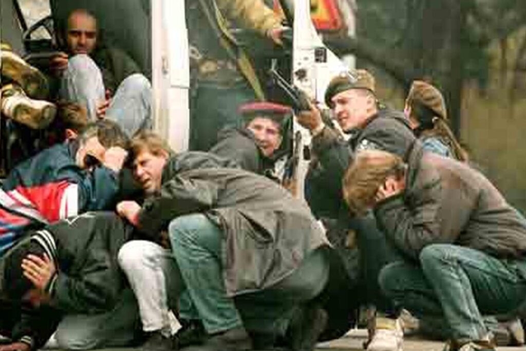 La gente al riparo da un cecchino