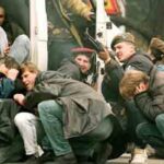 La gente al riparo da un cecchino