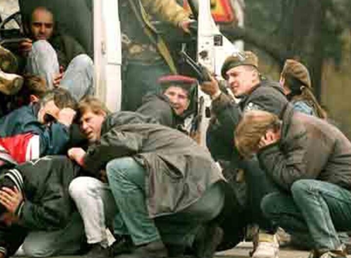 La gente al riparo da un cecchino