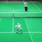Robot umanoide gioca a tennis