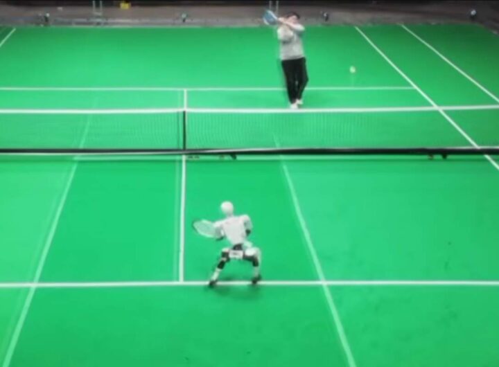 Robot umanoide gioca a tennis