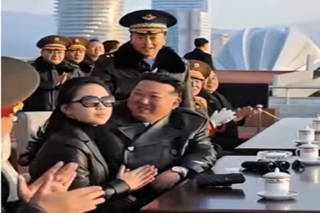 Corea del Nord, il video di Kim Jong Un che assiste con la figlia al test del lancio di missili