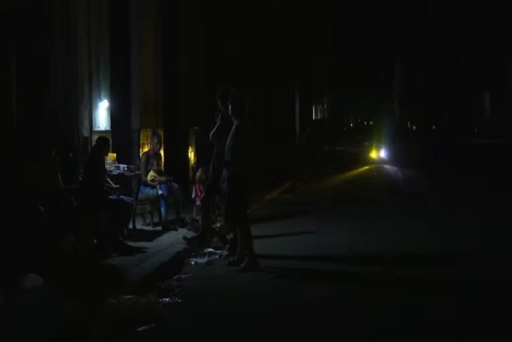 Cuba, blackout totale per la mancanza di carburante per alimentare le centrali: tutta l'isola al buio per diverse ore