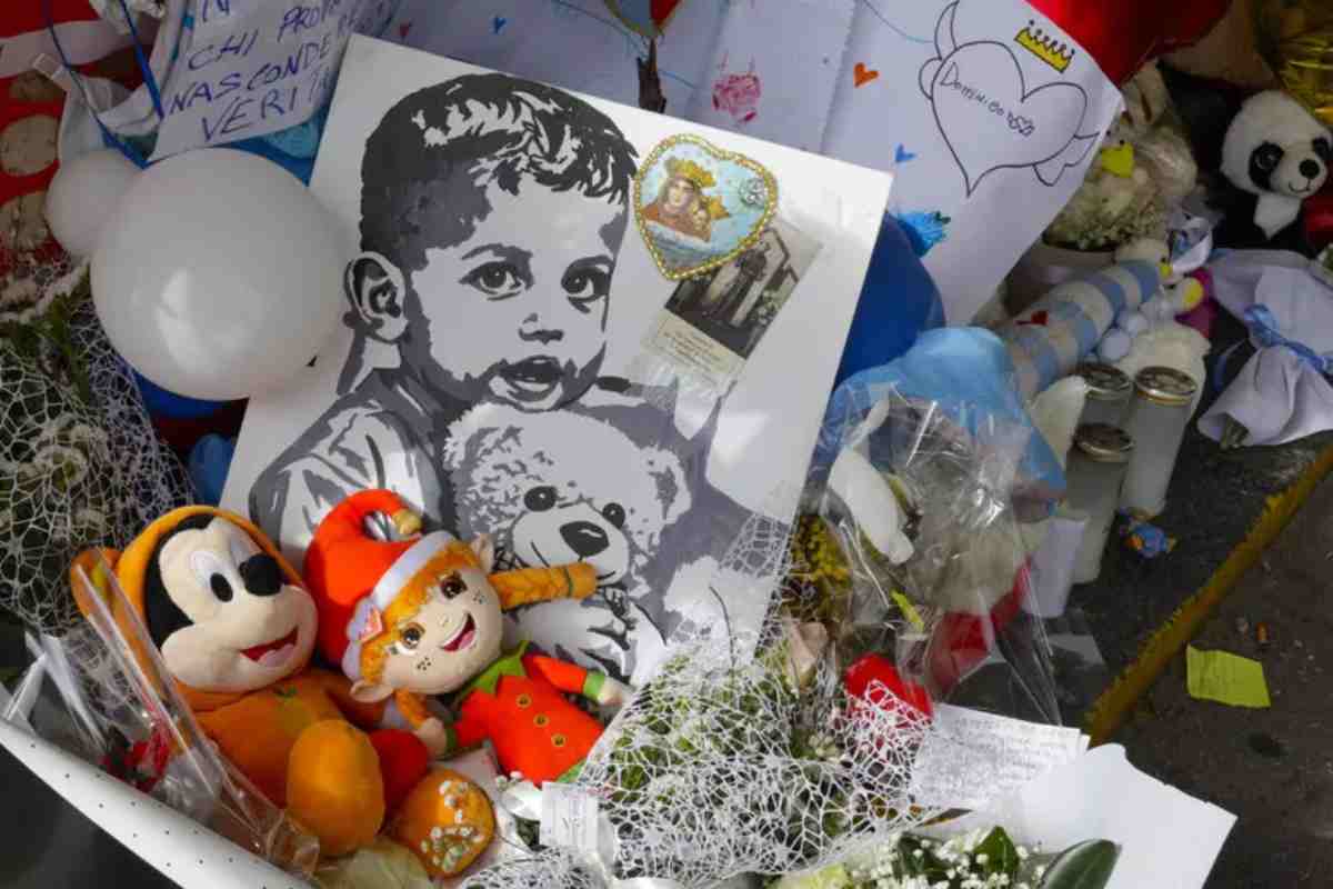 Peluche e lettere in ricordo di Domenico