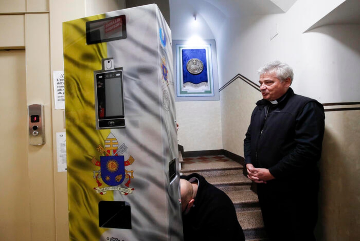 il cardinal krajewski