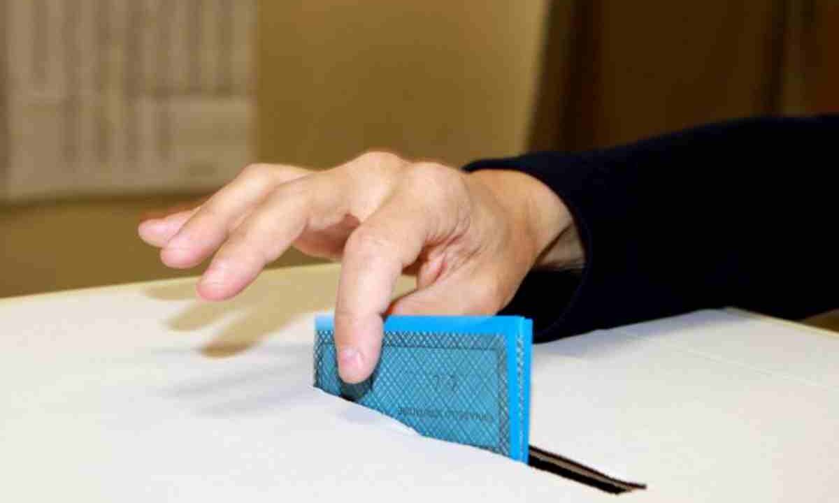 Uomo mette scheda elettorale nell'urna