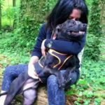 Elisa, la 29enne sbranata dal pitbull. Nella foto la donna insieme al cane