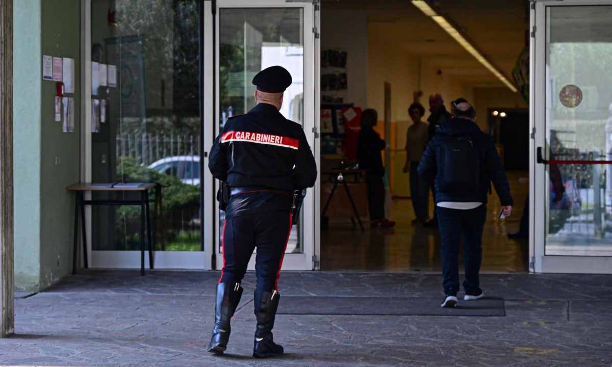 Carabiniere davanti la scuola in cui è stata accoltellata l'insegnante