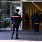 Carabiniere davanti la scuola in cui è stata accoltellata l'insegnante