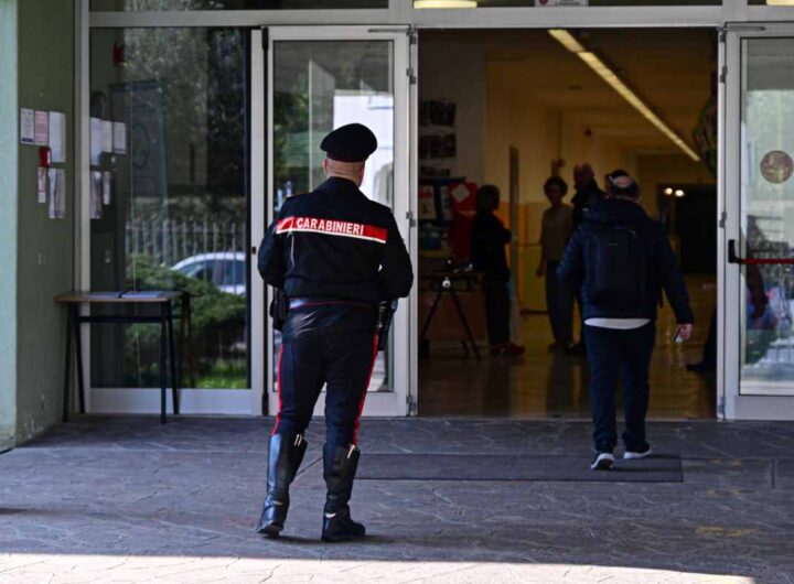 Carabiniere davanti la scuola in cui è stata accoltellata l'insegnante