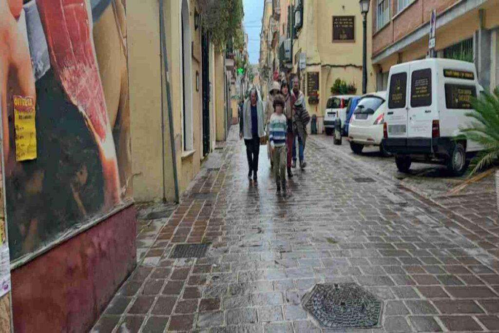 Catherine e Nathan escono dallo studio legale