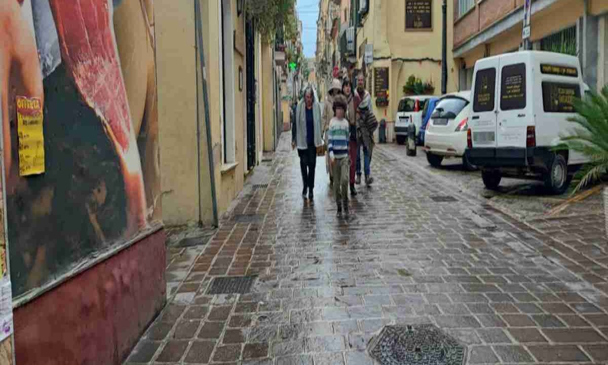 Catherine e Nathan escono dallo studio legale