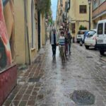 Catherine e Nathan escono dallo studio legale