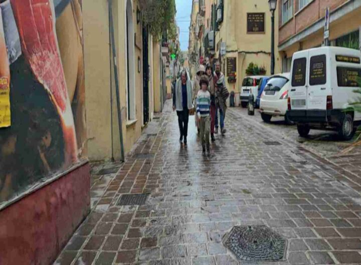 Catherine e Nathan escono dallo studio legale