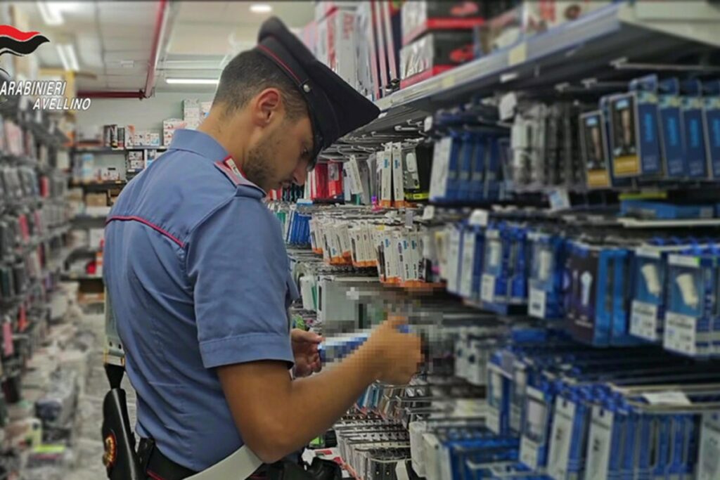 Un carabiniere controlla dei caricabatterie