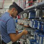 Un carabiniere controlla dei caricabatterie