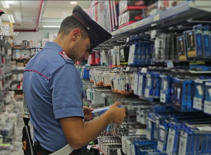 Un carabiniere controlla dei caricabatterie