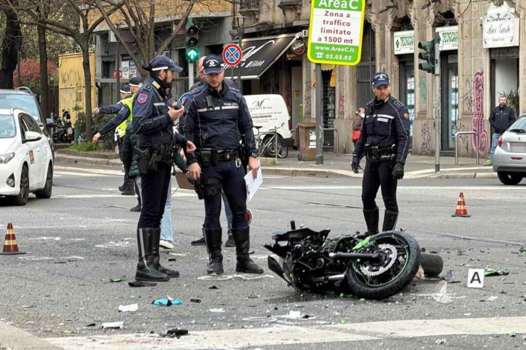 incidente moto a milano
