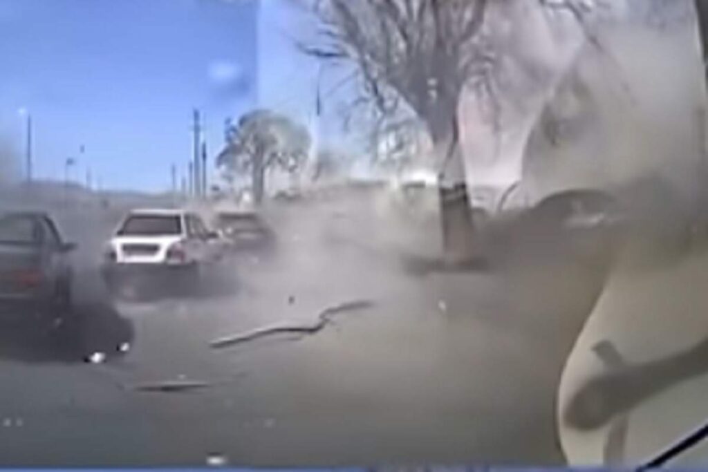 Il bombardamento israeliano su Hamadan in Iran, l'esplosione e la pioggia di detriti ripresi dalla dashcam