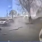 Il bombardamento israeliano su Hamadan in Iran, l'esplosione e la pioggia di detriti ripresi dalla dashcam