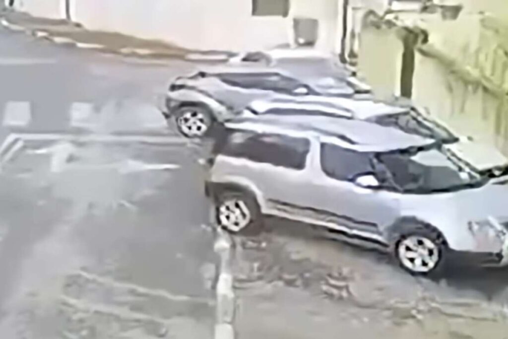 Auto colpita da un missile iraniano