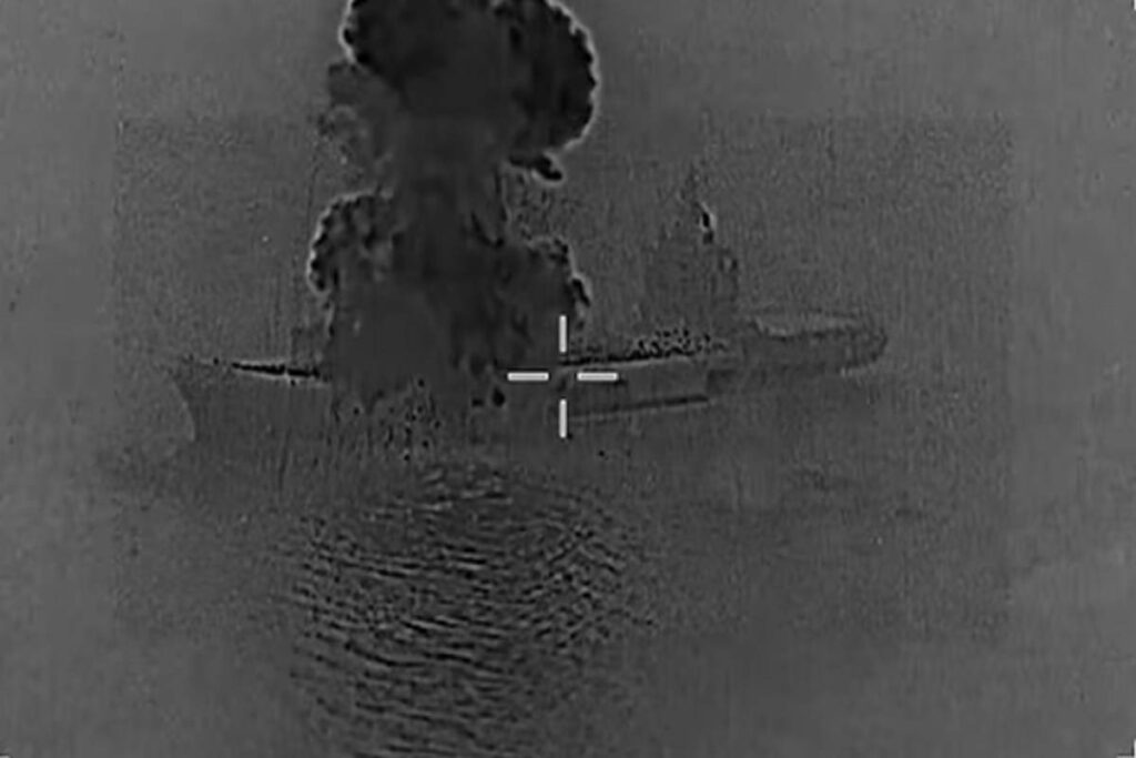 Gli Usa diffondono il video della nave porta-droni iraniana colpita e in fiamme