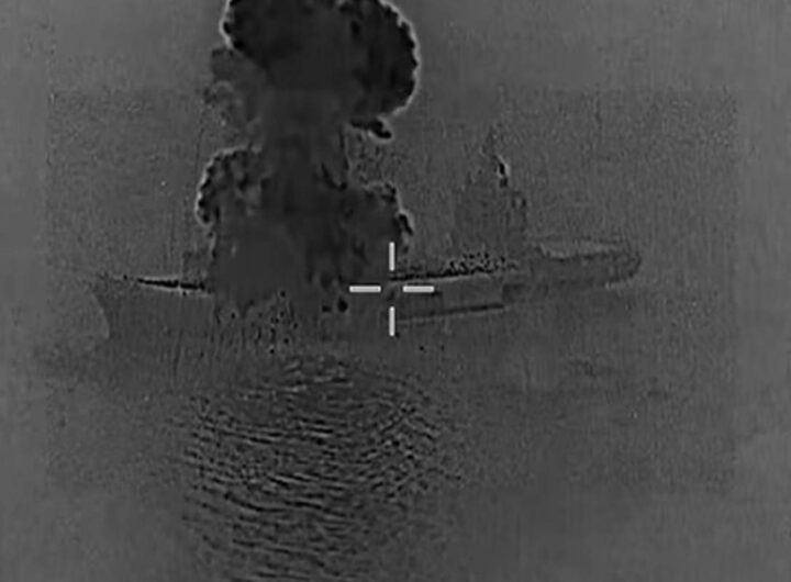 Gli Usa diffondono il video della nave porta-droni iraniana colpita e in fiamme