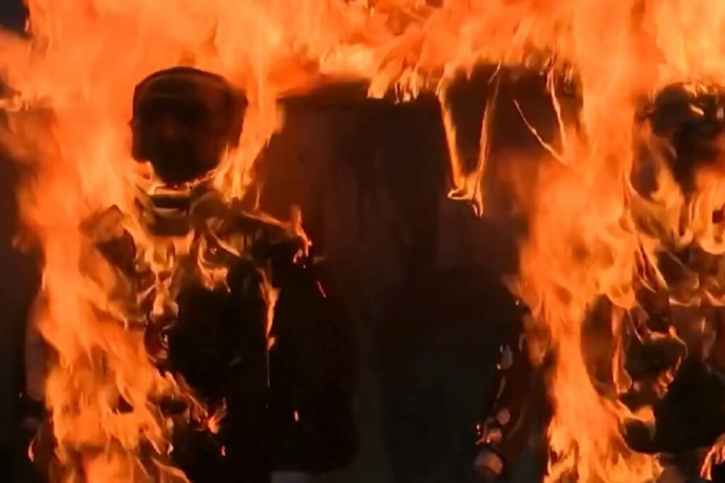 Fantocci di Trump e Netanyahu bruciati a Teheran