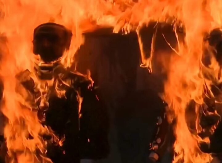 Fantocci di Trump e Netanyahu bruciati a Teheran