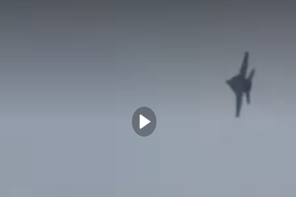 Il video del missile iraniano che sfiora in volo il caccia statunitense