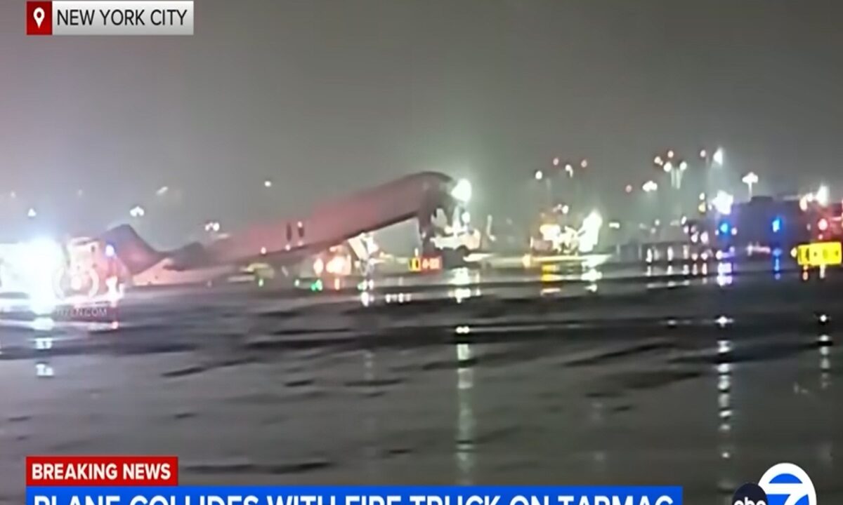 Il video delle prime immagini dopo l’incidente a LaGuardia: aereo Air Canada e mezzo dei soccorsi, due morti sulla pista