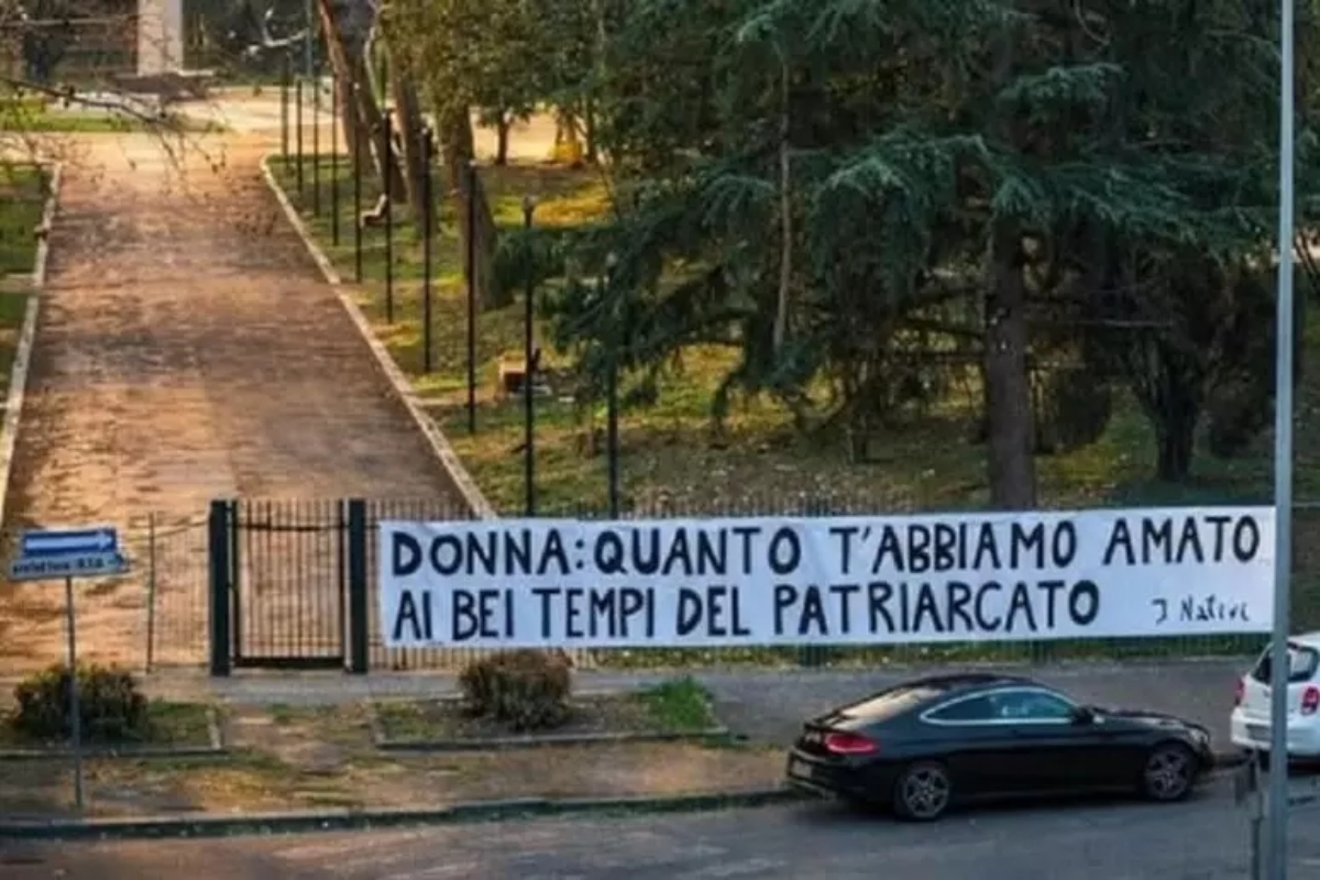 8 marzo, un striscione a Latina: “Donna: quanto t’abbiamo amato ai bei tempi del patriarcato”