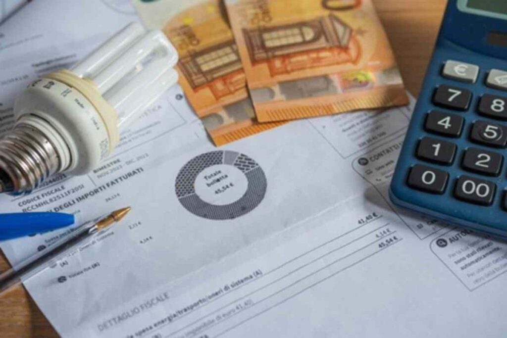 Soldi, lampadina e bolletta