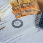 Soldi, lampadina e bolletta