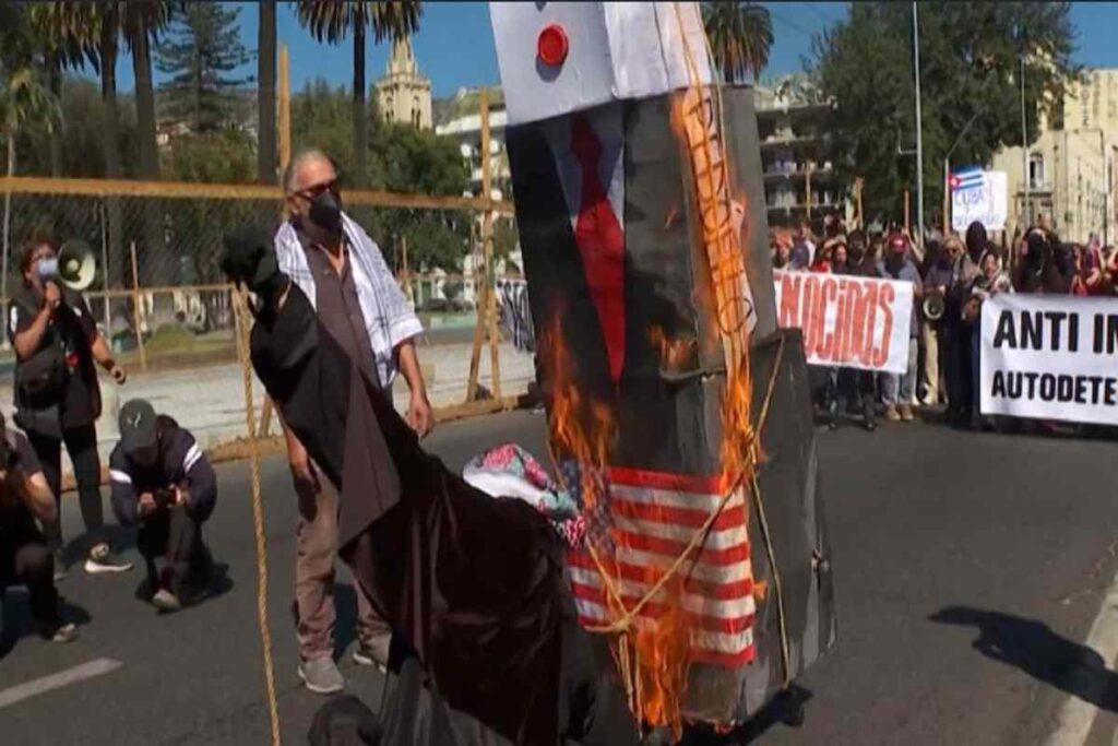 Il manichino di Trump bruciato in Cile