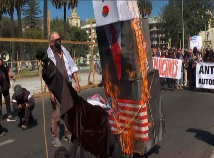 Il manichino di Trump bruciato in Cile