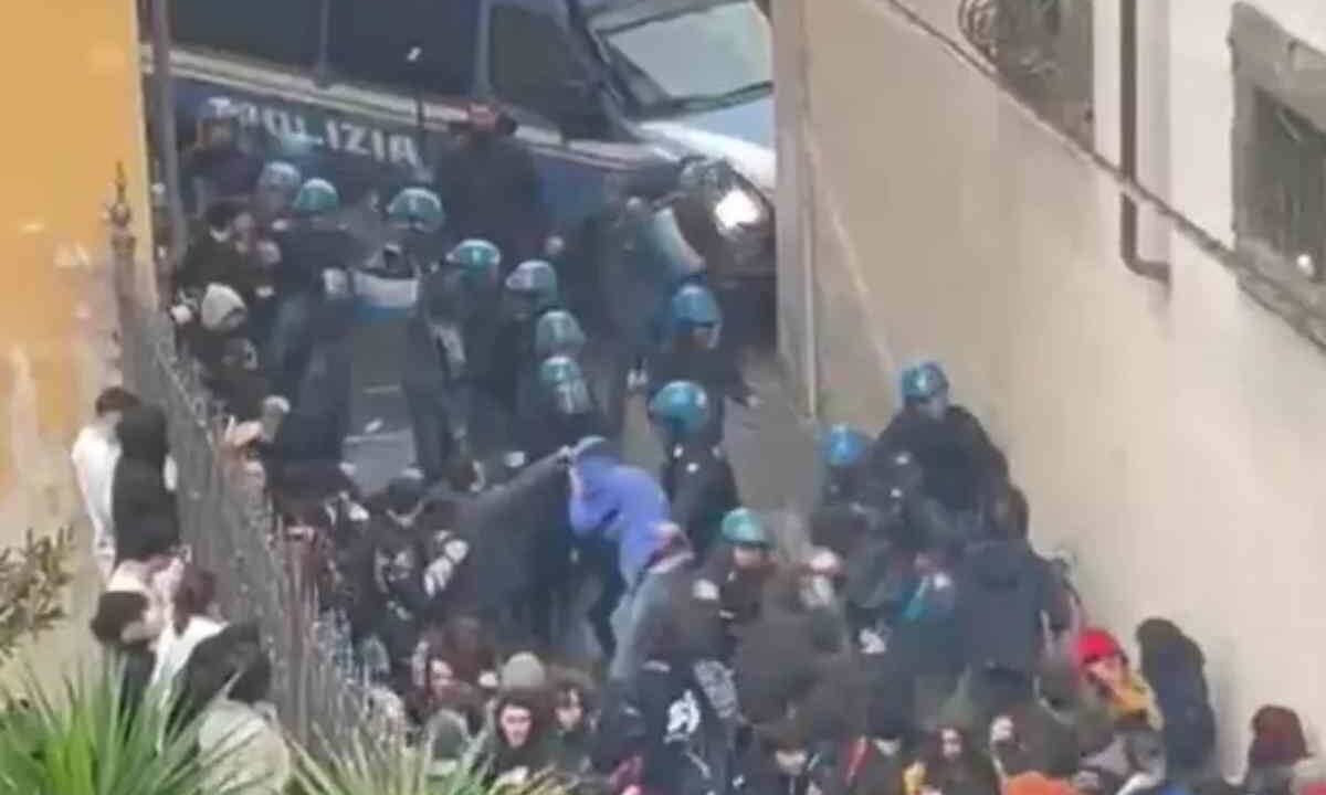 Le cariche della Polizia contro gli studenti a Pisa nel febbraio 2024
