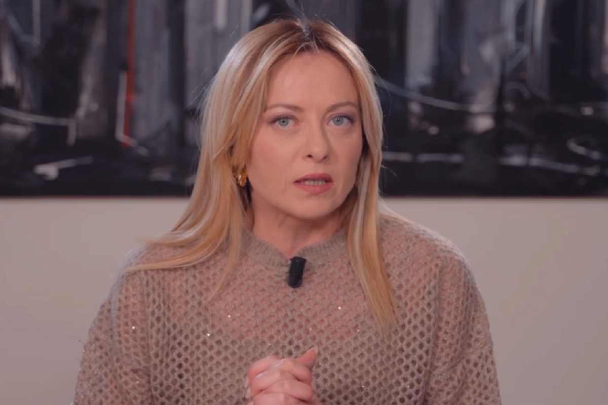 Meloni durante l'intervista a Fuori dal Coro