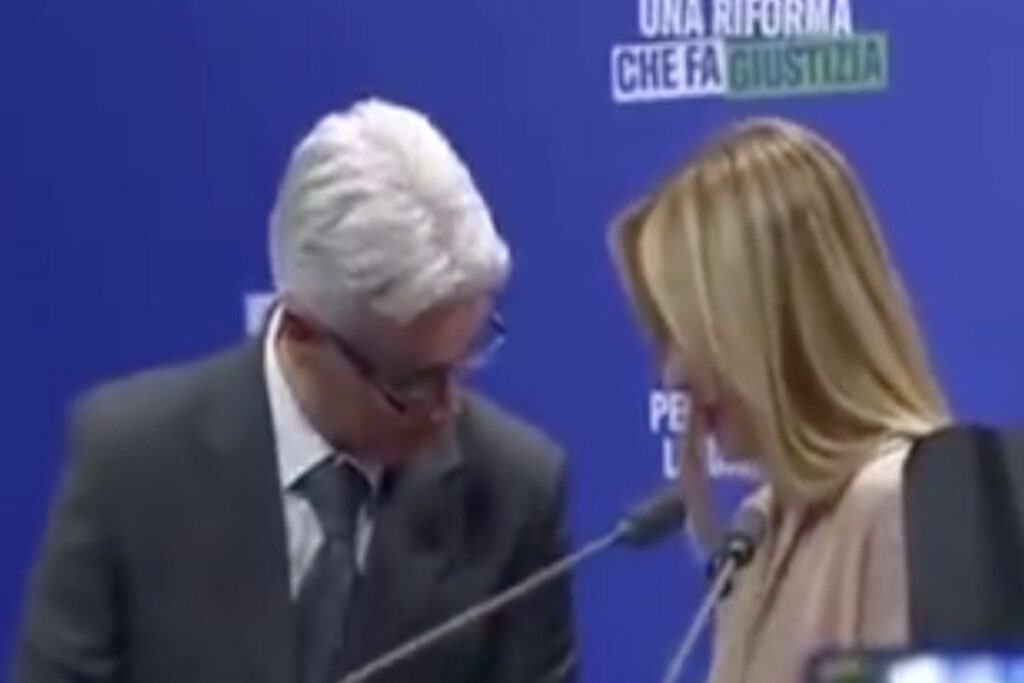 "Aspetto le dimissioni di Mattarella", chi è l'uomo che è salito sul palco per consegnare un libro alla premier Meloni