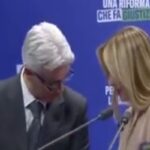 "Aspetto le dimissioni di Mattarella", chi è l'uomo che è salito sul palco per consegnare un libro alla premier Meloni