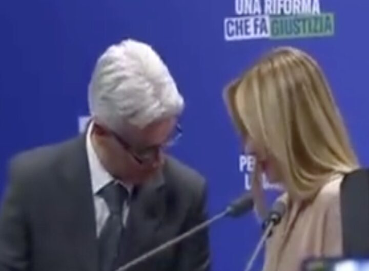 "Aspetto le dimissioni di Mattarella", chi è l'uomo che è salito sul palco per consegnare un libro alla premier Meloni