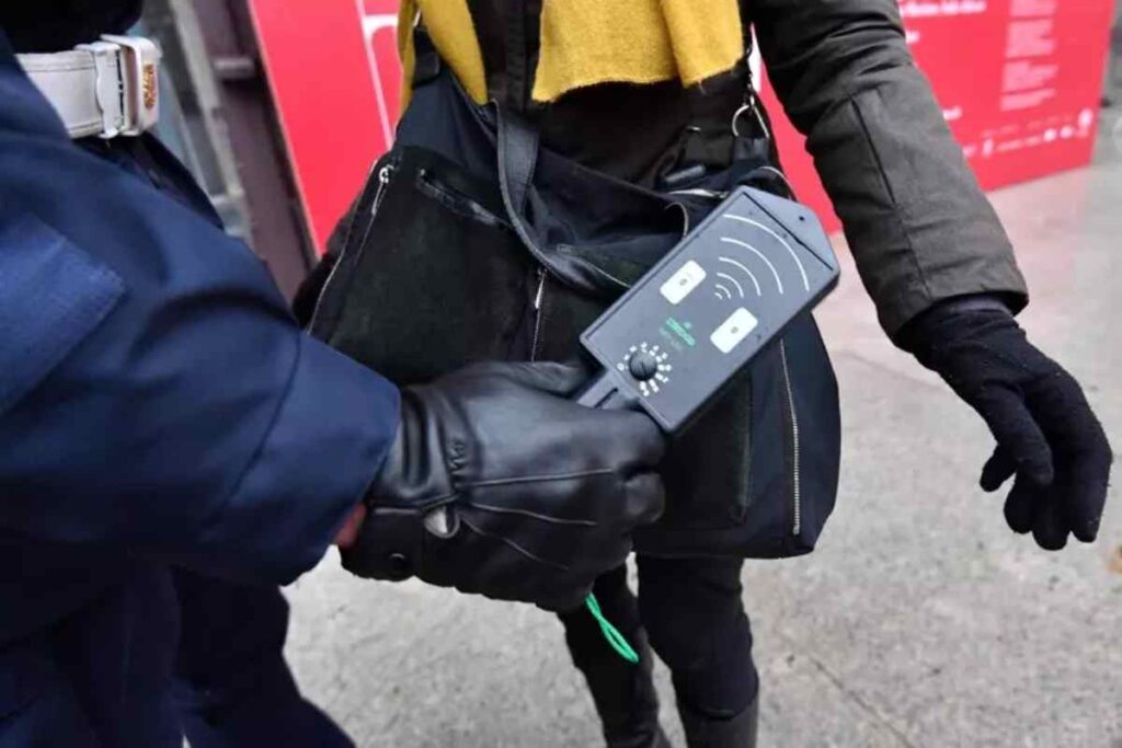 Metal detector a scuola