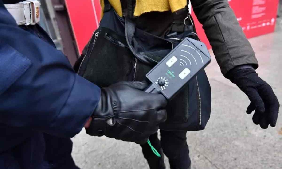 Metal detector a scuola