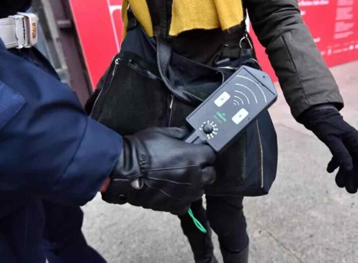 Metal detector a scuola