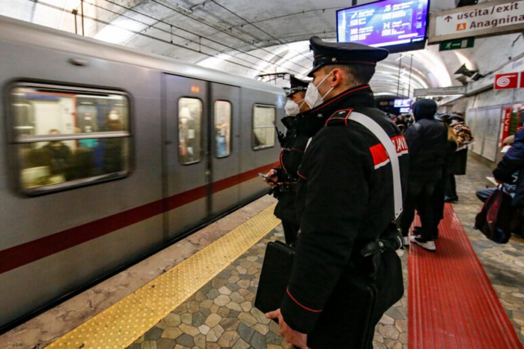 carabinieri alla metro di roma