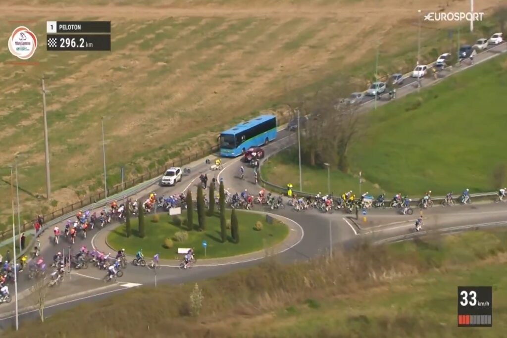 I ciclisti sbagliano strada durante la Milano-Sanremo